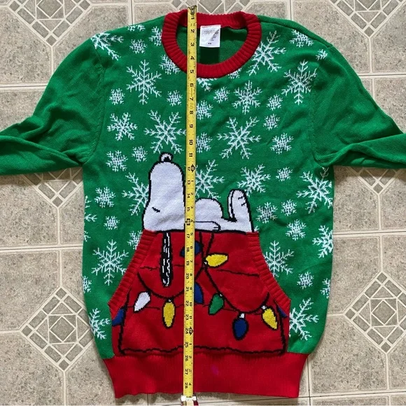 PEANUTS Snoopy House Christmas Unisex Pullover Sweater w/ Pockets Size M NEW - Picture 6 of 6